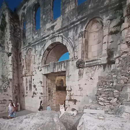 Habibi Tu Silver Gate Diocletians Palac Hostel *