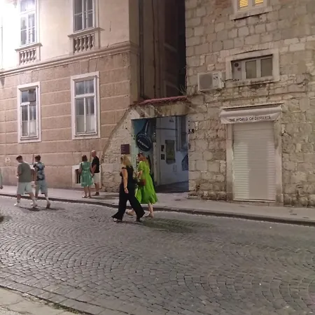 Habibi Tu Silver Gate Diocletians Palac Ostello