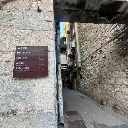 Habibi Tu Silver Gate Diocletians Palac Spalato