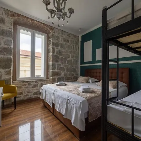 Habibi Tu Silver Gate Diocletians Palac Ostello Spalato