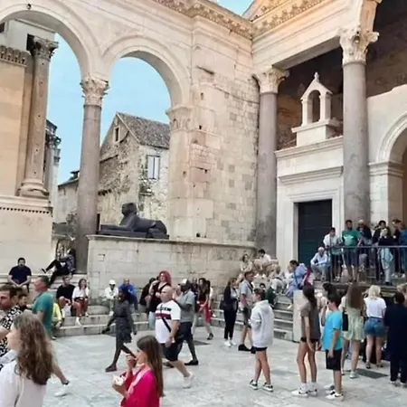Habibi Tu Silver Gate Diocletians Palac ホステル スプリト